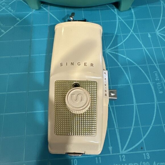 Vintage SINGER Buttonholer - Picture 2 of 6